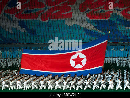 North Korean taekwondo Team vor einer riesigen Fahne während der Arirang Mass Games im Mai Tag Stadion, Pyongan Provinz, Pyongyang, Nordkorea Stockfoto