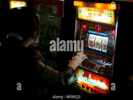 Nordkoreanische Menschen spielen Spielautomaten in einem Casino, Pyongan Provinz, Pyongyang, Nordkorea Stockfoto