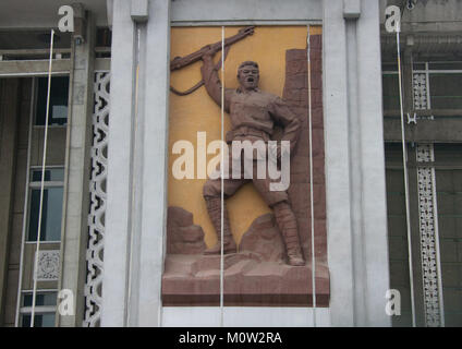 Armee Soldat Statue auf dem Grand Theatre, Provinzen Süd-Hamgyong Provinz, Hamhung, Nordkorea Stockfoto