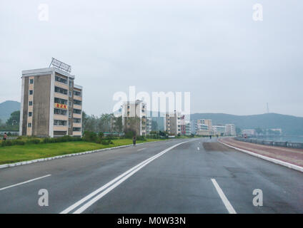 Fischer Apartments entlang eine leere Straße, Provinzen Süd-Hamgyong Provinz, Hamhung, Nordkorea Stockfoto