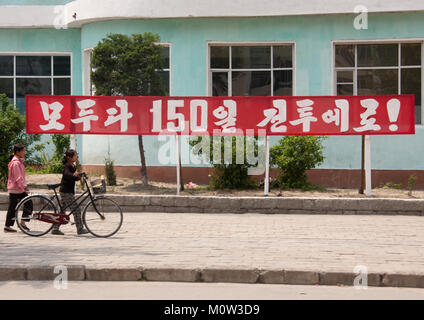 Propaganda Slogan für die 150 Tage Arbeit Kampagne auf ein rotes Plakat in der Stadt,Hwanghae Province, Kaesong, Nordkorea Stockfoto