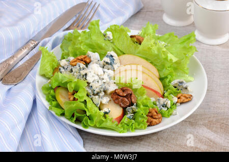 Einen leichten Salat Salat mit Birne, Scheiben, Gorgonzola und Nussbaum gewürzt mit Olivenöl Stockfoto