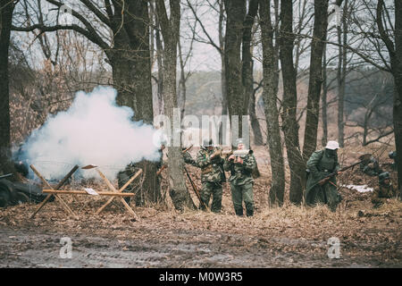 Rogachev, Belarus - Februar 25, 2017: Re-enactors als Deutsche Wehrmacht Infanterie Soldat im Zweiten Weltkrieg offenen Feuer von Panzerschreck während Hi gekleidet Stockfoto