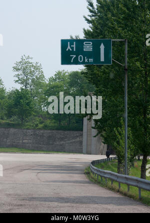 Seoul 70 km Schild auf der Demilitarisierten Zone autobahn,Hwanghae Province, Panmunjom, Nordkorea Stockfoto