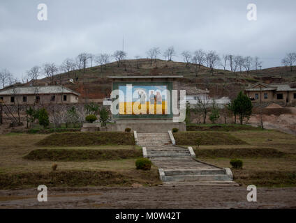 Propaganda Fresko der liebe Führer in ein Feld,Hwanghae Province, Kaesong, Nordkorea Stockfoto