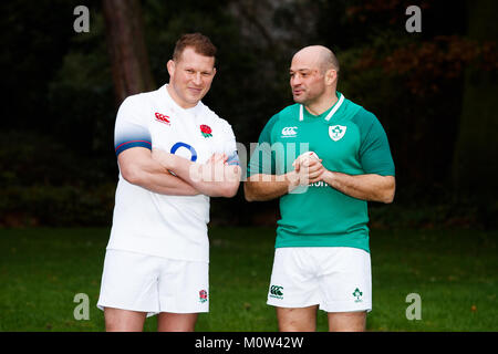 England's Dylan Hartley Aktien ein Lachen mit Irlands Rory Beste (rechts) während der Natwest 6 Nationen starten im Syon Park Hilton, London. Stockfoto