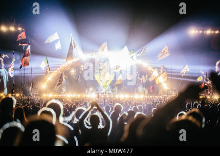 Der Bereich vor der Bühne ist mit Orange Festivalbesucher und Musik Fans, die eines der vielen Konzerte bei den Danish Music festival Roskilde Festival 2016 teilnehmen. Dänemark, 01/07 2016. Stockfoto