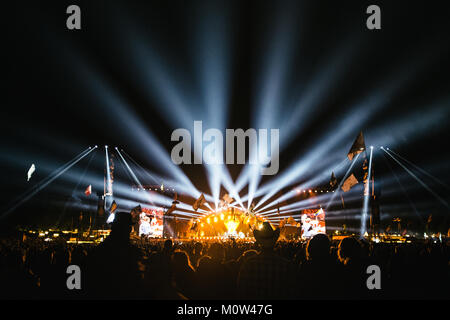 Der Bereich vor der Bühne ist mit Orange Festivalbesucher und Musik Fans, die eines der vielen Konzerte bei den Danish Music festival Roskilde Festival 2016 teilnehmen. Dänemark, 01/07 2016. Stockfoto