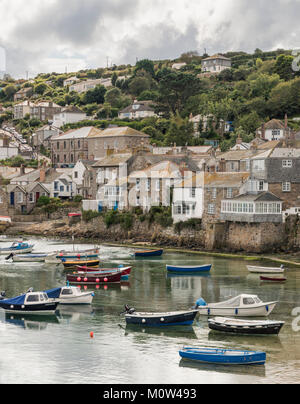 Boote im Hafen des hübschen Fischerdorf Mousehole in Cornwall, Großbritannien Stockfoto