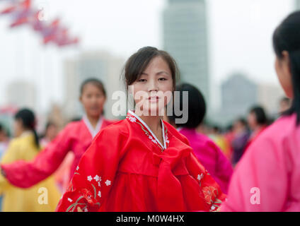 Nordkoreanische Studenten während einer Messe Tanz Performance am 9. September Tag der Gründung der Republik, Pyongan Provinz, Pyongyang, Nordkorea Stockfoto