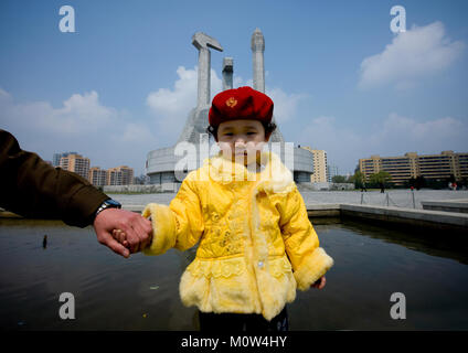 Nordkoreanische Vater und Tochter in der Nähe das Denkmal für die Gründung der Partei der Arbeitnehmer, Pyongan Provinz, Pyongyang, Nordkorea Stockfoto