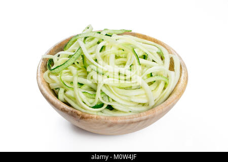 Rohe zucchini Nudeln in einem rustikalen Houten isoliert auf weißem Stockfoto