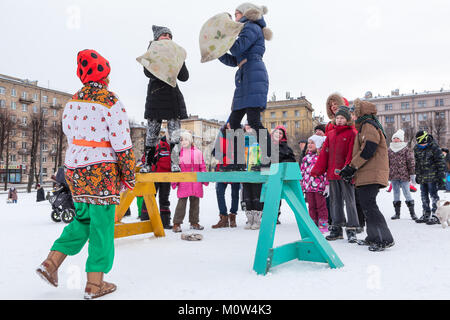 ST. PETERSBURG, Russland - 22.Februar 2017: Kampf Kissen auf ein Protokoll ist eine Unterhaltung für Kinder während der Feier der Maslenitsa. Es ist ein OSTSLAWISCHEN Stockfoto