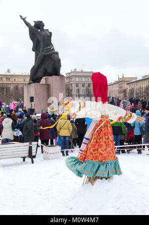 ST. PETERSBURG, Russland - 22.Februar 2017: Strohmann die Maslenitsa zum Brennen vor dem Denkmal ist auf dem Komsomol. Maslenitsa ist auch eine östliche Slavi Stockfoto