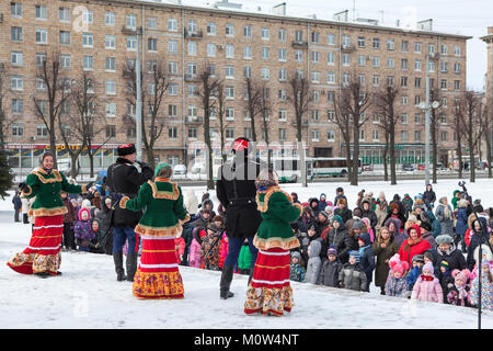 ST. PETERSBURG, Russland - 22.Februar 2017: Künstler singen auf der Straße für Kinder und Erwachsene während des Karnevals Feier der Maslenitsa. Es ist ein Ostern Stockfoto