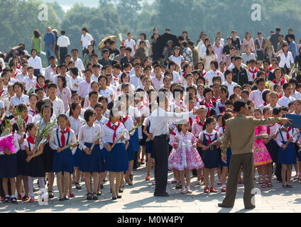 Nordkoreanische Pioniere aus dem koreanischen Kinder union im Grand Denkmal auf Mansu Hill, Pyongan Provinz, Pyongyang, Nordkorea Stockfoto