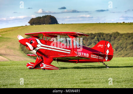 Eine rote Pitts Special Rollen nur nach der Landung in Compton Abbas Flugplatz in North Dorset. Stockfoto