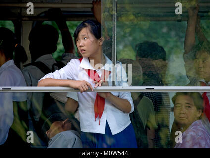 Nordkoreanische Pionier Mädchen in einem Bus, Pyongan Provinz, Pyongyang, Nordkorea Stockfoto