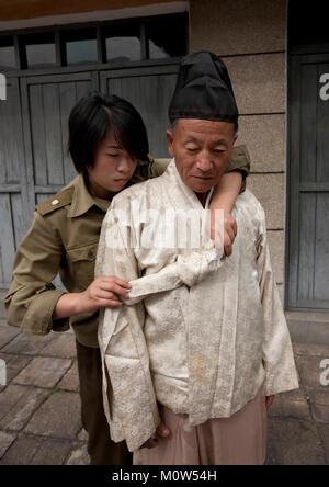 Alten Schauspieler Make-up während des Films schießen in Pjöngjang Film Studios, Pyongan Provinz, Pyongyang, Nordkorea Stockfoto