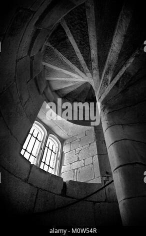 Ein Fenster beleuchtet zeitloses Bild, eine steinerne Wendeltreppe im Inneren des 14. Jahrhunderts Wardour Castle in der Nähe von Tisbury in Wiltshire. Stockfoto