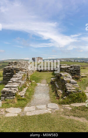 Norman Kapelle des Hl. Julitta auf der Landspitze. Bei Tintagel. Im Hintergrund Schloss Hotel gesehen werden. Stockfoto