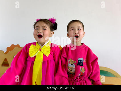 Nordkoreanische Kinder in einem Waisenhaus singen eine patriotische Lied, Süd-pyongan Provinz, Nampo, Nordkorea Stockfoto