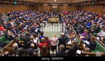 MPs in der Kammer während der Prime Minister's Fragen im Unterhaus, London. Stockfoto