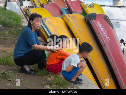 Nordkoreanischen Familie vor Ruderboote auf Taedong, Pyongan Provinz, Pyongyang, Nordkorea Stockfoto