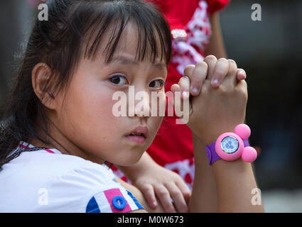 Nordkoreanische Mädchen mit einem Mickey Mouse watch, Pyongan Provinz, Pyongyang, Nordkorea Stockfoto