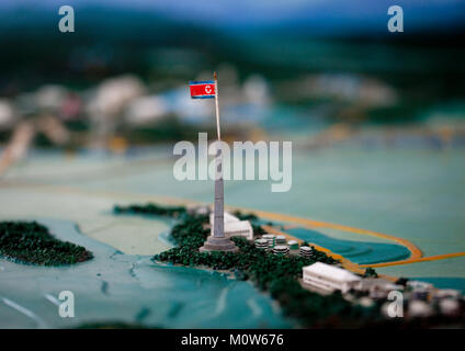 Demilitarized Zone Mock-up-Modell mit den Nordkoreanischen Flagge,Hwanghae Province, Panmunjom, Nordkorea Stockfoto