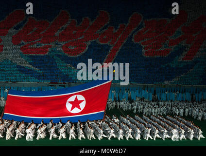 North Korean taekwondo Team vor einer riesigen Fahne während der Arirang Mass Games im Mai Tag Stadion, Pyongan Provinz, Pyongyang, Nordkorea Stockfoto