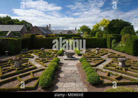 Der Blick vom Pavillon Terrasse des "Schickere" Garten mit Box Parterre und Stein Lavabo. Herterton Haus, Northumberland, England Stockfoto