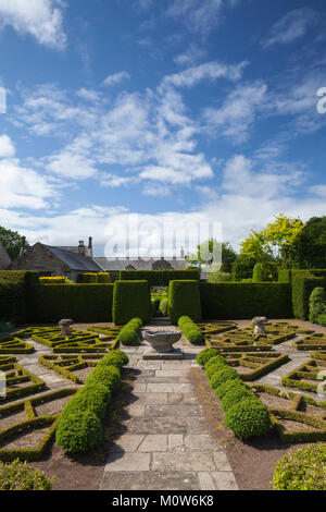 Der Blick vom Pavillon Terrasse des "Schickere" Garten mit Box Parterre und Stein Lavabo. Herterton Haus, Northumberland, England Stockfoto