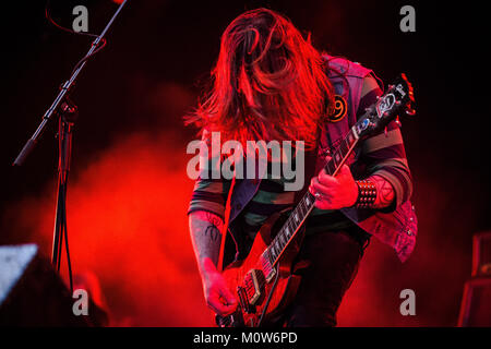 Die Englische doom metal band Electric Wizard führt ein Live Konzert in der Arena Stage beim Roskilde Festival 2014. Hier Sänger und Gitarrist Jus Oborn wird dargestellt, live auf der Bühne. Dänemark 03.07.2014. Stockfoto