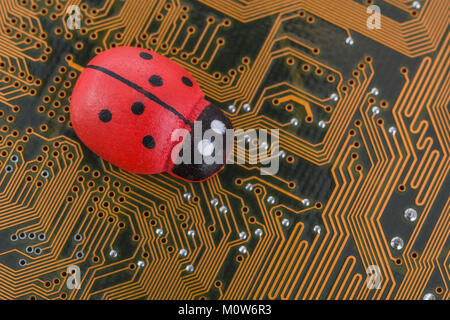 Kleines Spielzeug Marienkäfer - als visuelle Metapher für das Konzept der Computer bugs, Bugs, Bugs, Viren. Stockfoto