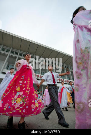 Nordkoreanische Studenten während einer Messe Tanz Performance am 9. September Tag der Gründung der Republik, Pyongan Provinz, Pyongyang, Nordkorea Stockfoto