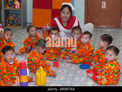 Nordkoreanische Kinder in einem Waisenhaus mit einer Krankenschwester, Süd-pyongan Provinz, Nampo, Nordkorea Stockfoto