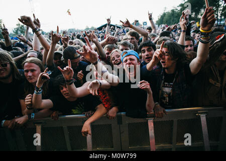 Enthusiastisch und energiegeladene Musik Fans bei einem Konzert mit der dänischen Heavy Rock Band Förtress an der Norden Europas größte Music festival Roskilde Festival 2014 verrückt. Dänemark 01/07 2014. Stockfoto