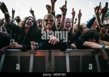 Enthusiastisch und energiegeladene Musik Fans bei einem Konzert mit der dänischen Heavy Rock Band Förtress an der Norden Europas größte Music festival Roskilde Festival 2014 verrückt. Dänemark 01/07 2014. Stockfoto