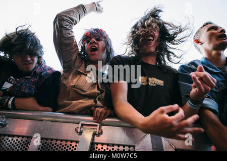 Enthusiastisch und energiegeladene Musik Fans bei einem Konzert mit der dänischen Heavy Rock Band Förtress an der Norden Europas größte Music festival Roskilde Festival 2014 verrückt. Dänemark 01/07 2014. Stockfoto