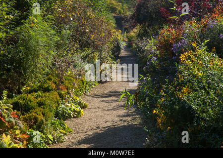 Ende September wird die Farbe auf den Bereich innerhalb der ummauerten Garten von rousham House in Oxfordshire, England. Stockfoto