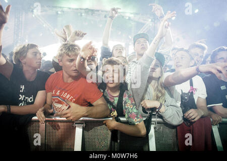 Enthusiastisch und energiegeladene Musik Fans bei einem Konzert mit dem amerikanischen Rapper Earl Sweatshirt bei der Norden Europas größte Music festival Roskilde Festival 2014 verrückt. Dänemark 03/07 2014. Stockfoto