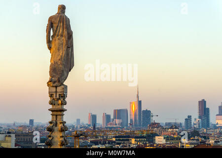 Italien, Lombardei, Mailand, Skyline mit Unicredit Turm vom Dom Dach gesehen Stockfoto