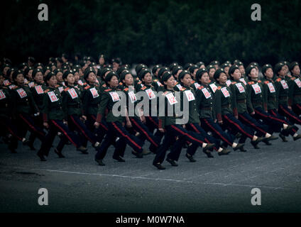 Nordkoreanische Frauen Militärparade auf der Straße, Pyongan Provinz, Pyongyang, Nordkorea Stockfoto