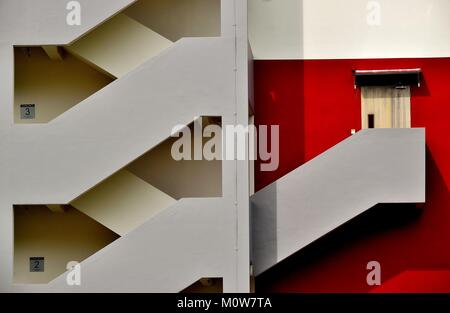 Fett von außen ein modernes Werk mit Außentreppe in Singapur Stockfoto