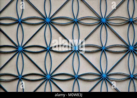 Nahaufnahme eines antiken Metallgitter mit geometrischen Muster Stockfoto