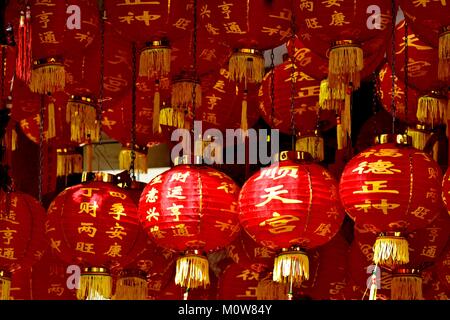 Traditionelle rot und gold Lampions feiern chinesische Mondjahr in Chinatown Singapur Stockfoto