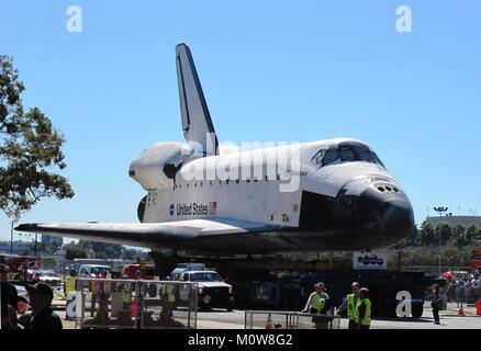 Los Angeles, CA - Okt. 13, 2012: Die NASA Space Shuttle Endeavour ist auf Anzeige während der pensionierung Parade für das Raumfahrzeug, zum ersten Mal im Jahr 1992 ins Leben gerufen. Stockfoto