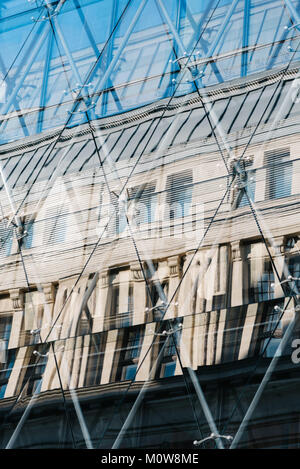 Reflexionen der alten Gebäude in der modernen Architektur Fassade. Stockfoto