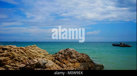 Fischerboote auf dem blauen Meer am sonnigen Tag im Sommer. Stockfoto